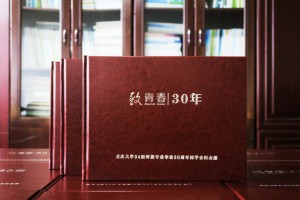 畢業(yè)30年之際 做一本同學(xué)聚會紀念冊 刷爆好評 卻有人偷偷抹眼淚!