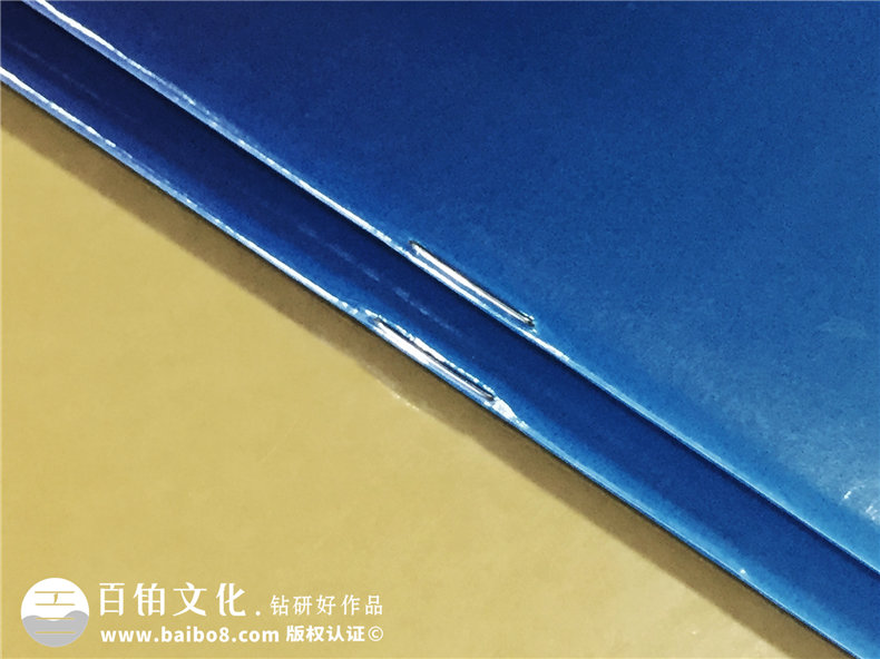 專業(yè)的畫冊(cè)設(shè)計(jì)還需畫冊(cè)設(shè)計(jì)公司 其中畫冊(cè)設(shè)計(jì)師是重點(diǎn)！第2張-宣傳畫冊(cè),紀(jì)念冊(cè)設(shè)計(jì)制作-價(jià)格費(fèi)用,文案模板,印刷裝訂,尺寸大小
