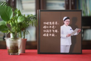 送給醫(yī)院領(lǐng)導(dǎo)的退休紀(jì)念相冊-贈(zèng)主任醫(yī)師光榮離休影集照片書制作