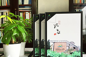 同學(xué)畢業(yè)相冊制作 尋找一家紀(jì)念冊制作行業(yè)的專業(yè)公司完成紀(jì)念冊制作！